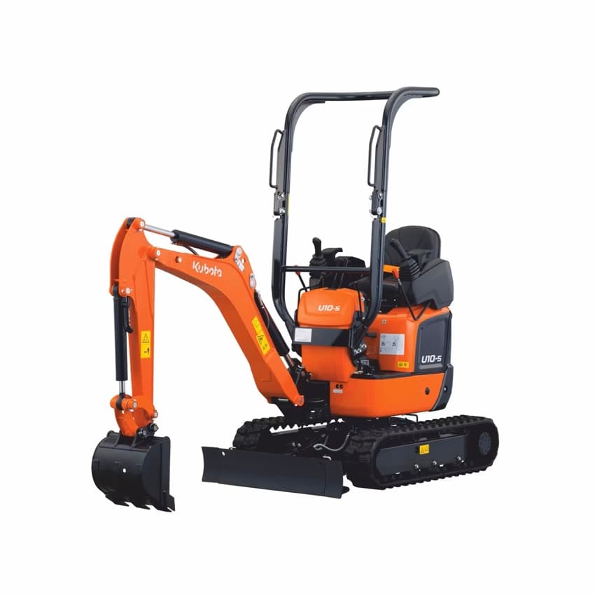 Oranger Bagger mit Fahrerkabine steht auf Betonboden.